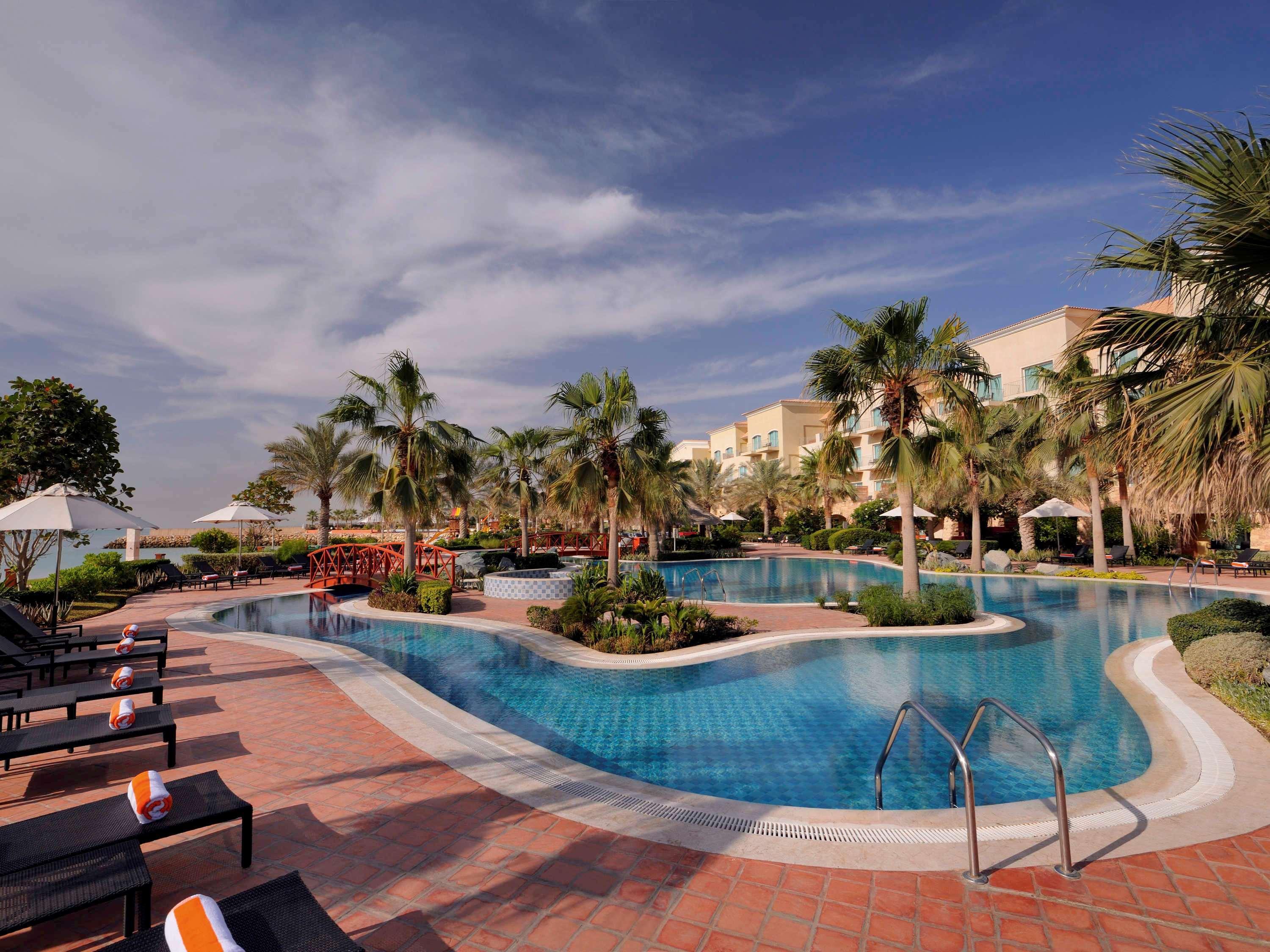 Moevenpick Hotel & Resort Al Bida'A Salmiya Екстериор снимка The swimming pool at Jumeirah Creekside