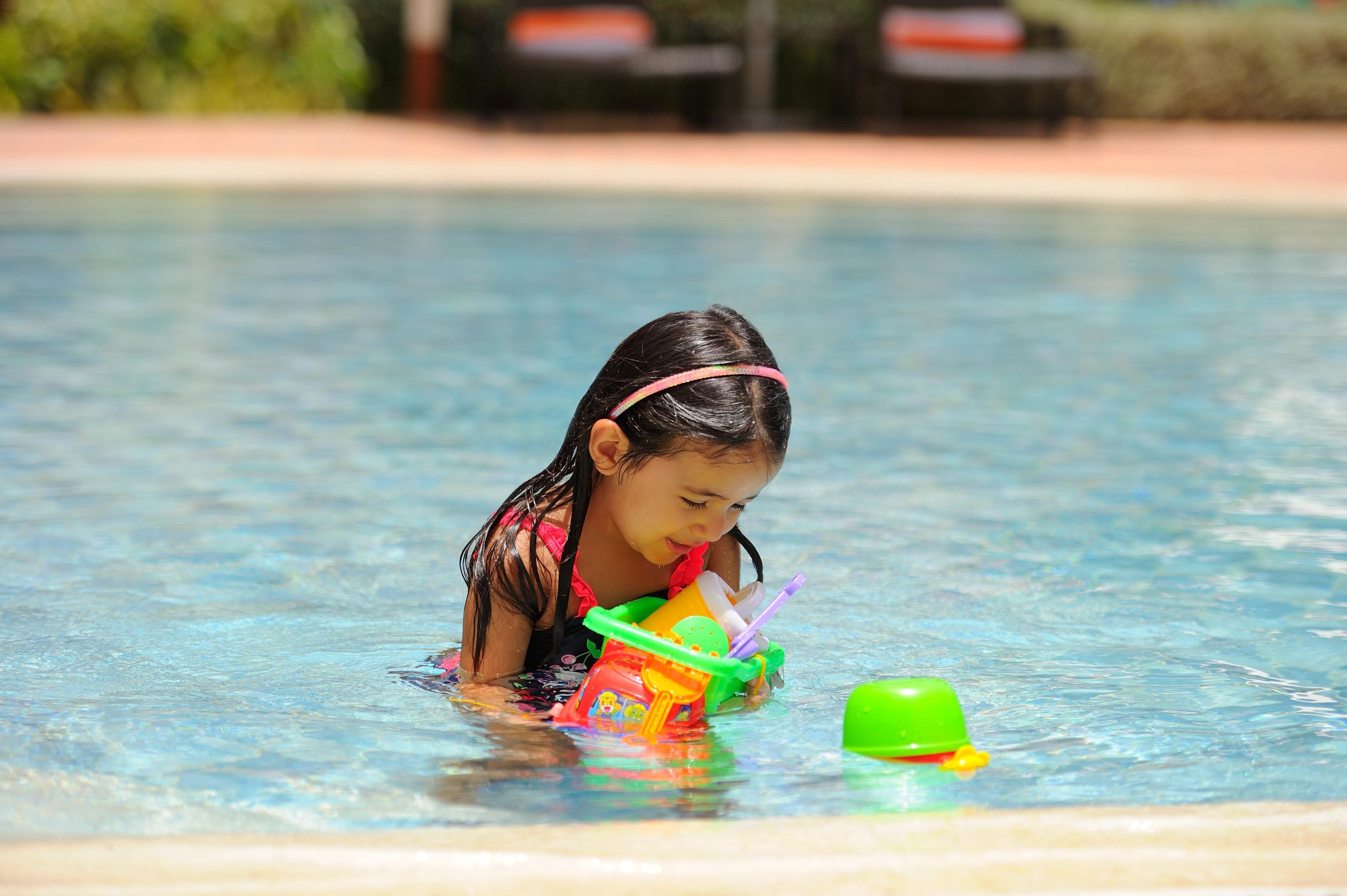 Moevenpick Hotel & Resort Al Bida'A Salmiya Екстериор снимка A child playing with toys in a swimming pool