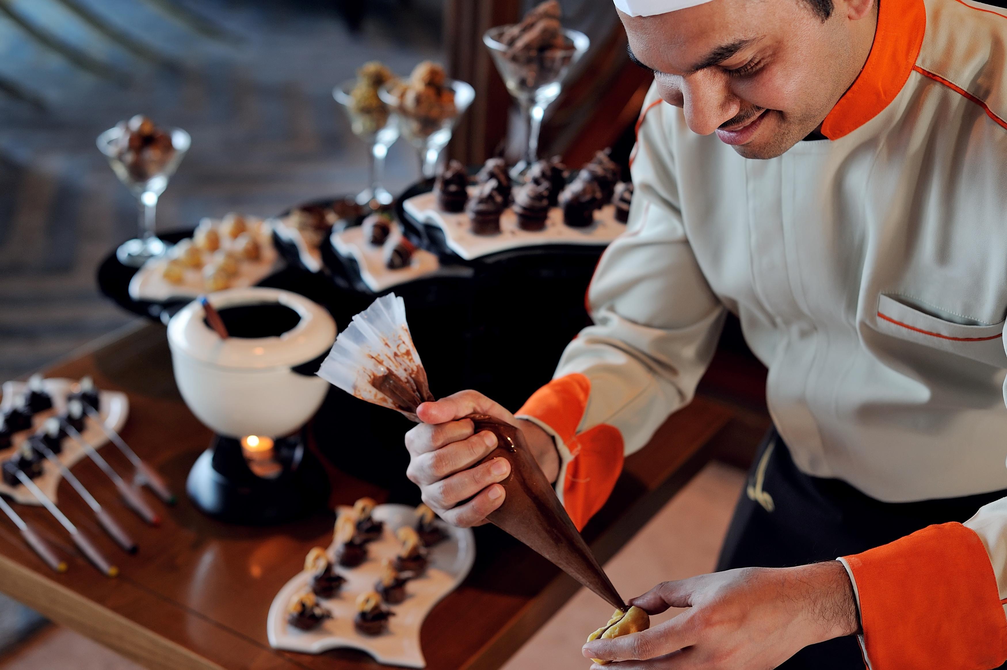 Moevenpick Hotel & Resort Al Bida'A Salmiya Екстериор снимка A pastry chef at work