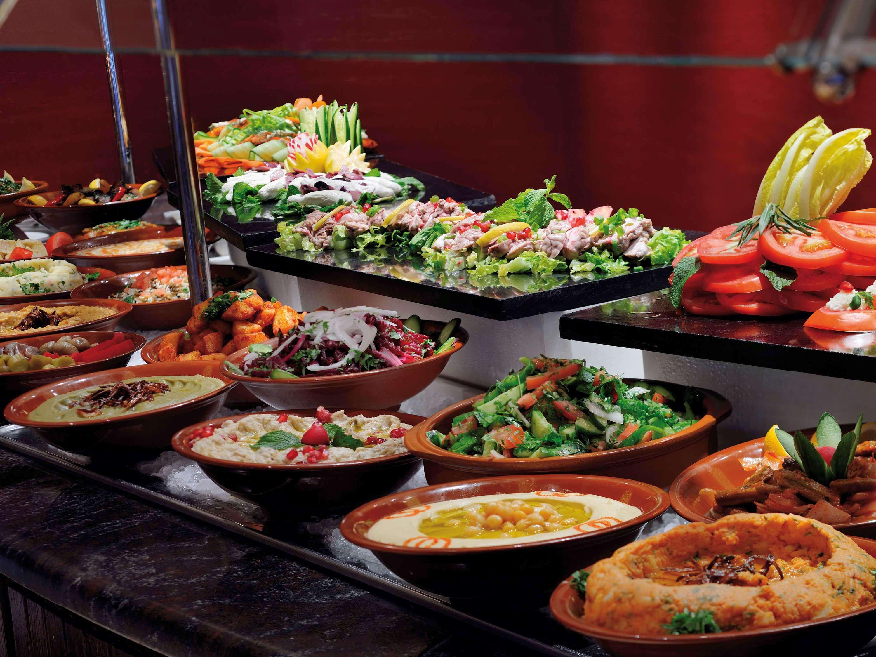 Moevenpick Hotel & Resort Al Bida'A Salmiya Екстериор снимка A selection of Middle Eastern cuisine