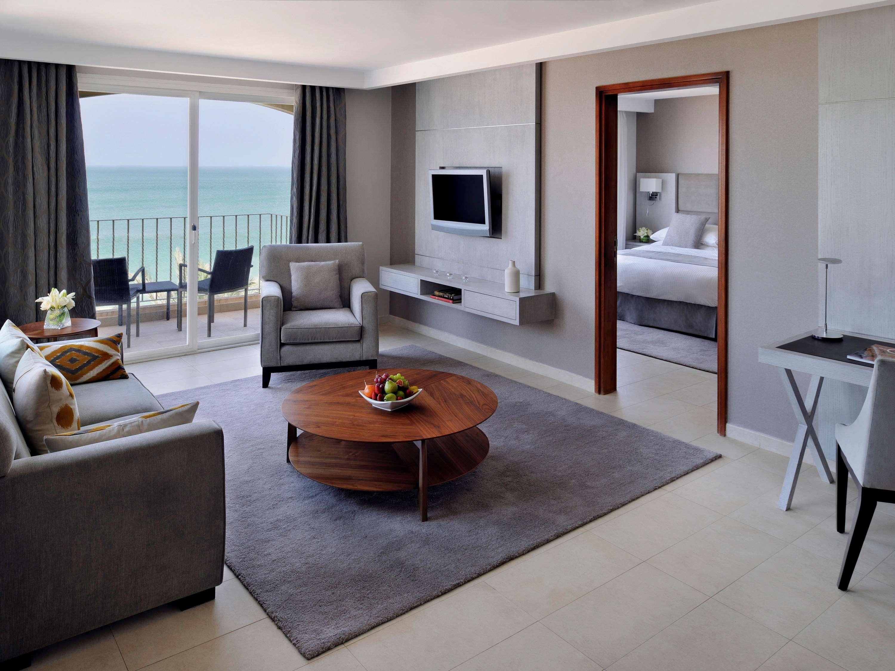 Moevenpick Hotel & Resort Al Bida'A Salmiya Екстериор снимка A suite at the Jumeirah Beach Hotel