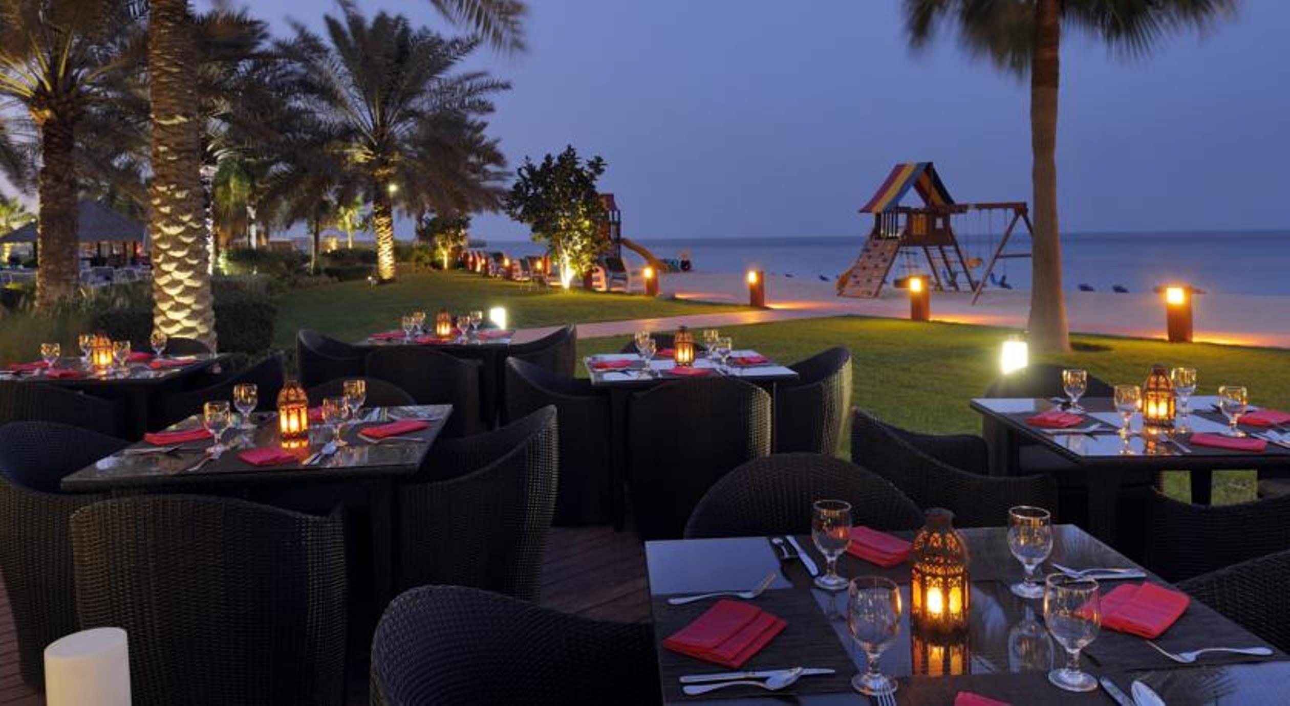 Moevenpick Hotel & Resort Al Bida'A Salmiya Екстериор снимка Beachfront dining at Jumeirah Beach Hotel