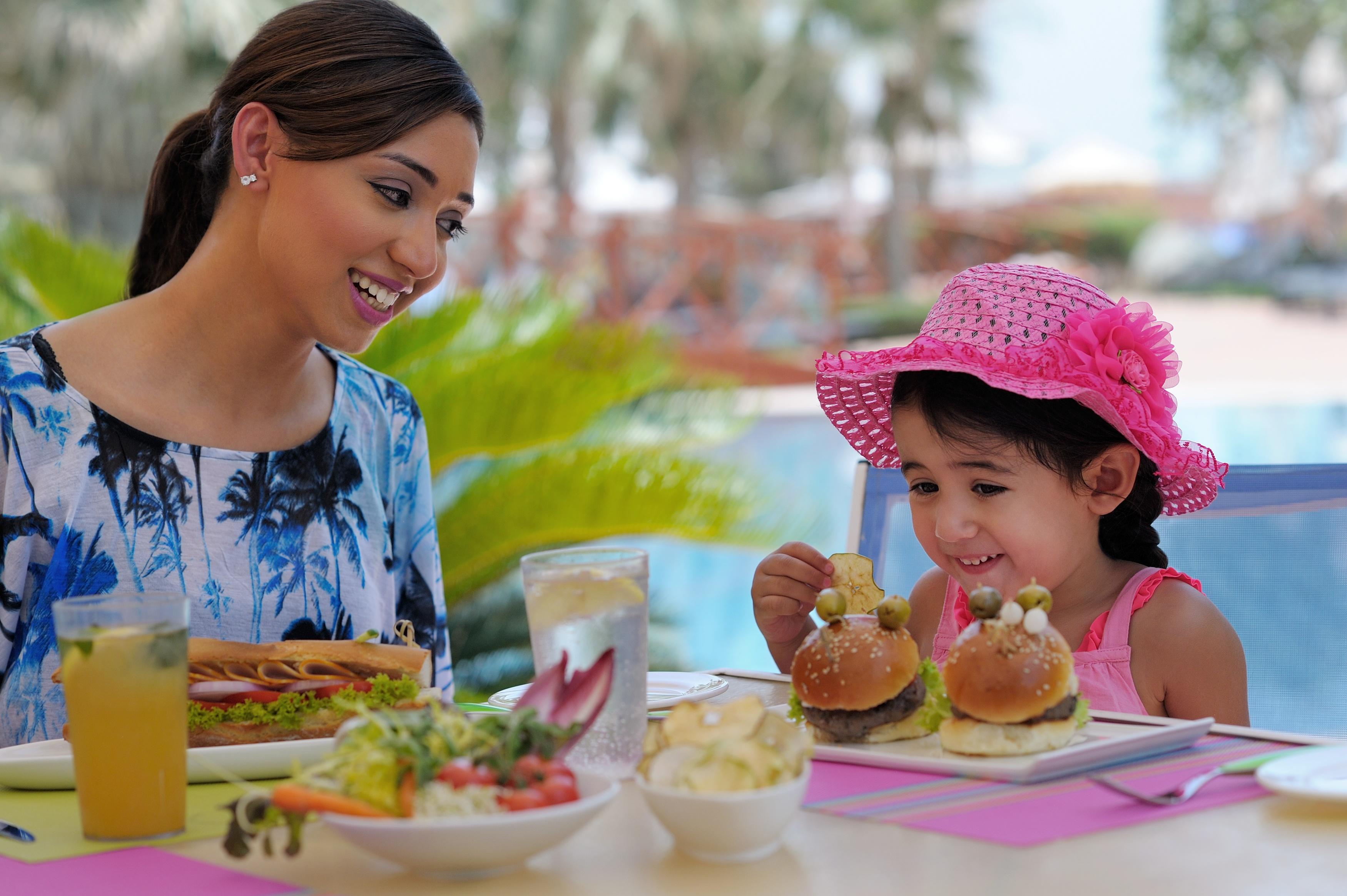 Moevenpick Hotel & Resort Al Bida'A Salmiya Екстериор снимка A mother and daughter eating lunch