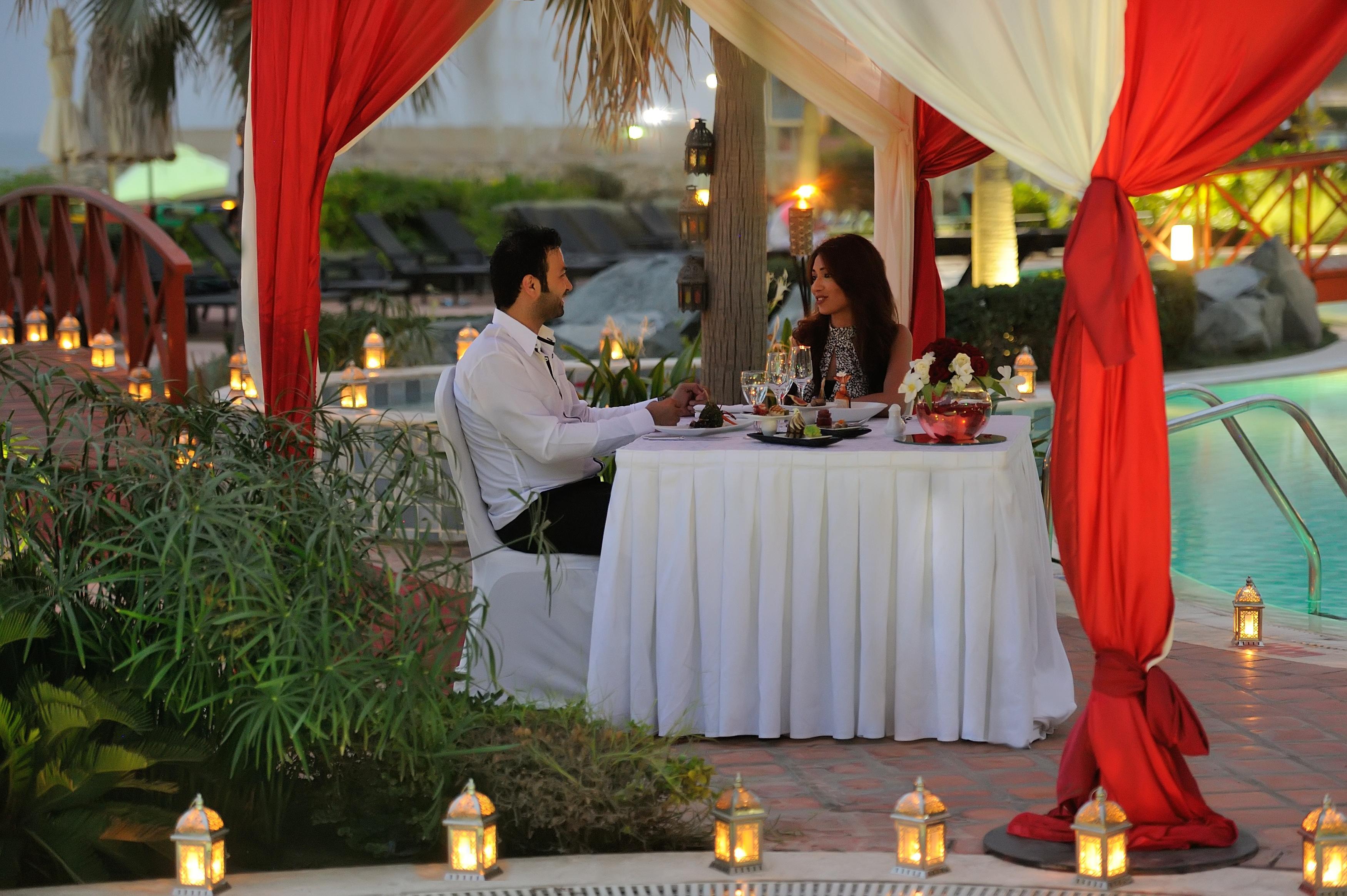 Moevenpick Hotel & Resort Al Bida'A Salmiya Екстериор снимка A couple dining at the resort