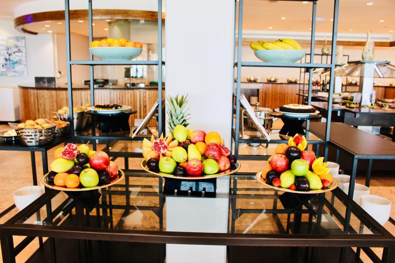 Moevenpick Hotel & Resort Al Bida'A Salmiya Екстериор снимка Fruit display at a buffet