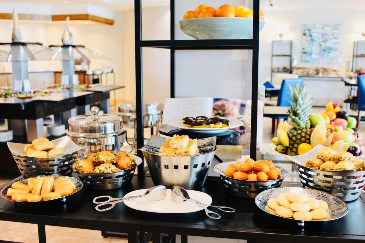 Moevenpick Hotel & Resort Al Bida'A Salmiya Екстериор снимка A buffet at a hotel